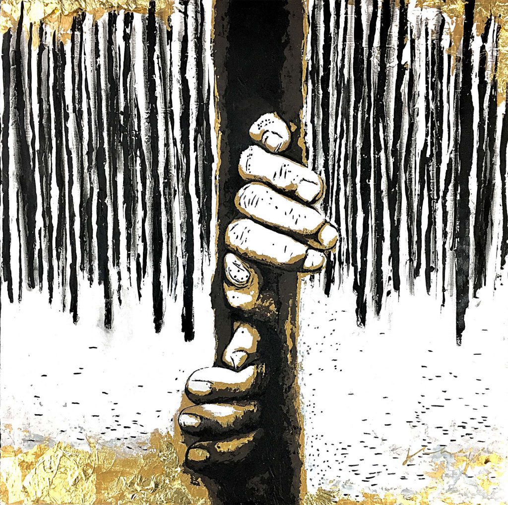 L’homme passe à travers la forêt